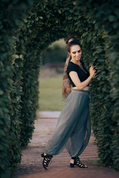 Portrait Beautiful Woman Wearing Harem Pants — Stock Photo, Image