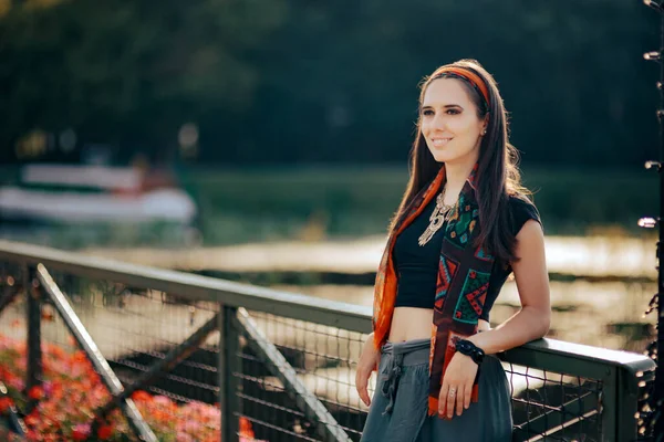 Mujer Vestida Traje Inspirado Étnico Esperando Puente Con Flores —  Fotos de Stock