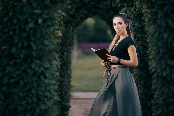 Kvinnan Bär Etniska Kläder Läsa Bok Trädgården — Stockfoto