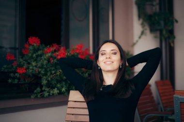 Dinlenmiş Kadın Restoran Sandalyesinde Oturuyor