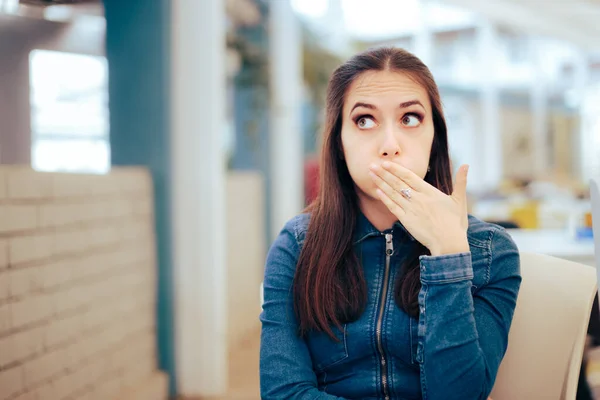 Mujer Sentada Restaurante Sintiéndose Enferma Con Náuseas — Foto de Stock