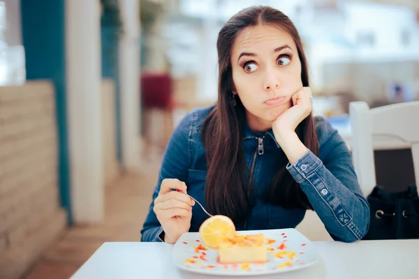 Mujer Pensando Comer Pastel Naranja Restaurante Griego — Foto de Stock