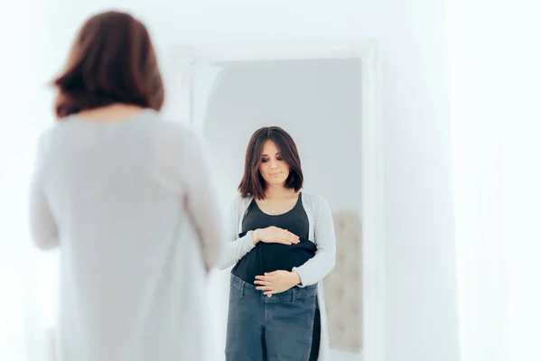 Hamile Kadın Aynada Hamile Kotlarını Kontrol Ediyor — Stok fotoğraf