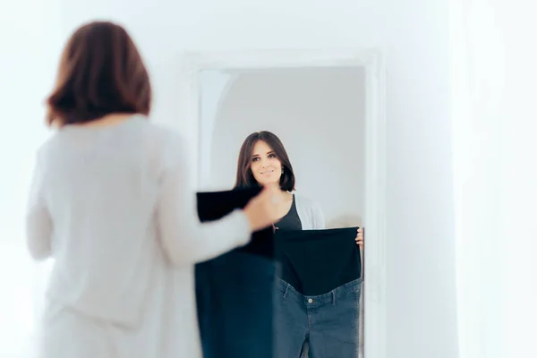 Mulher Grávida Feliz Checando Jeans Maternidade Espelho — Fotografia de Stock