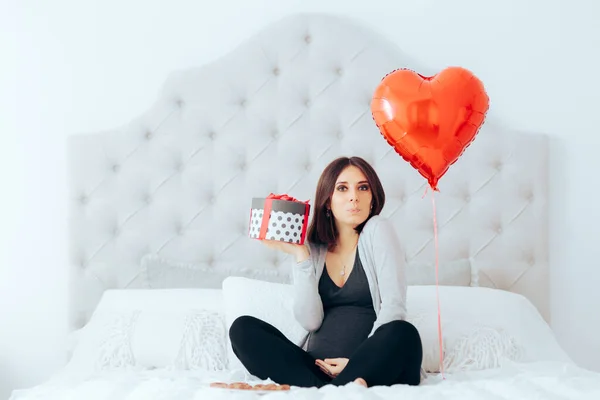 Happy Pregnant Woman Holding Present Heart Membentuk Balon — Stok Foto