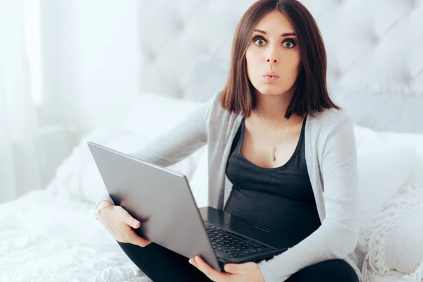 Gravid Kvinna Sitter Sängen Med Sin Bärbara Dator — Stockfoto