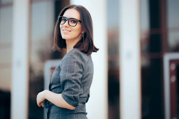 Businesswoman Wearing Eyeglasses Outdoor Portrait — Stockfoto
