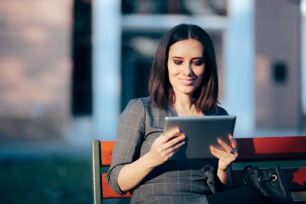 Woman Sitting Bench Park Holding Tablet — Fotografia de Stock