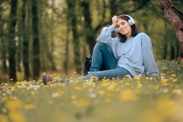 Mutlu Kadın Dinleniyor Çimenlerde Oturan Müzik Dinliyor — Stok fotoğraf