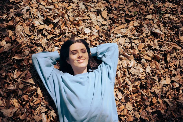 Счастливая Расслабленная Женщина Сидит Сухих Осенних Листьях — стоковое фото