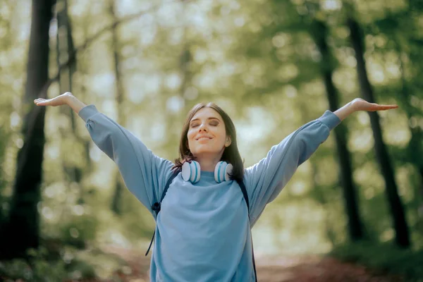 森の中で腕を上げる自然を祝う女 — ストック写真