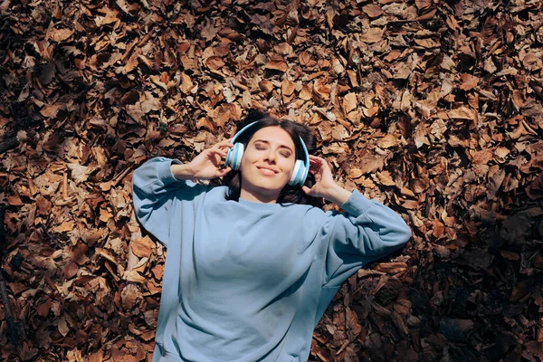 Женщина Сидит Сухих Осенних Листьях Слушает Музыку — стоковое фото