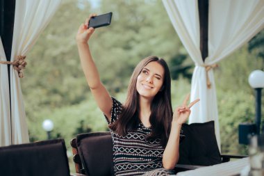 Mutlu Kadın Resmi Parti Etkinliğinde Selfie Çekiyor