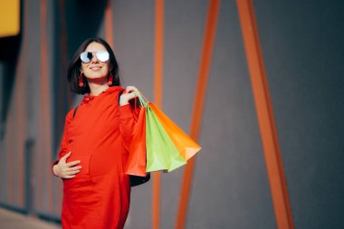 Moda Hamile Kadın Renkli Alışveriş Torbaları Tutuyor