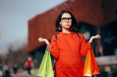 Hamile Kadın Alışveriş Çantalarını Tutarken Yorgun