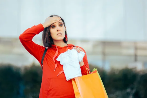 Nieuwe Mam Holding Baby Kleding Vergeten Iets Kopen — Stockfoto