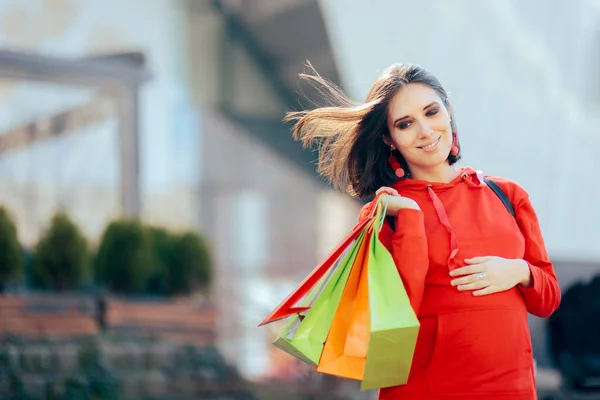 Embarazada Mujer Tocando Baby Bump Holding Bolsas Compras —  Fotos de Stock