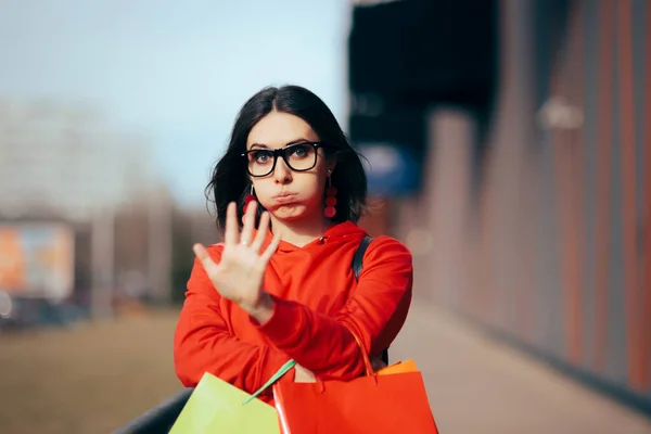 Winkelen Vrouw Maken Stoppen Met Hand Gebaar — Stockfoto