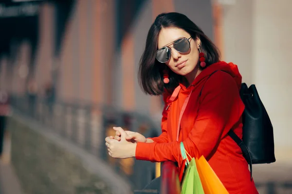 Trendy Woman Wearing Mirror Sunglasses Out Shopping Spree — Stock Photo, Image