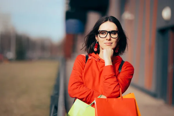 Mujer Con Anteojos Sosteniendo Bolsas Compras —  Fotos de Stock