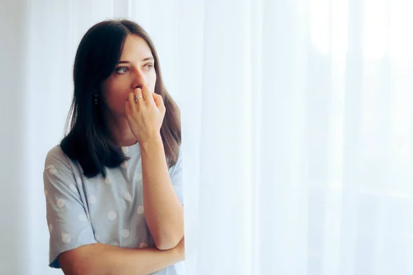 Femme Déprimée Sentant Triste Debout Près Fenêtre — Photo