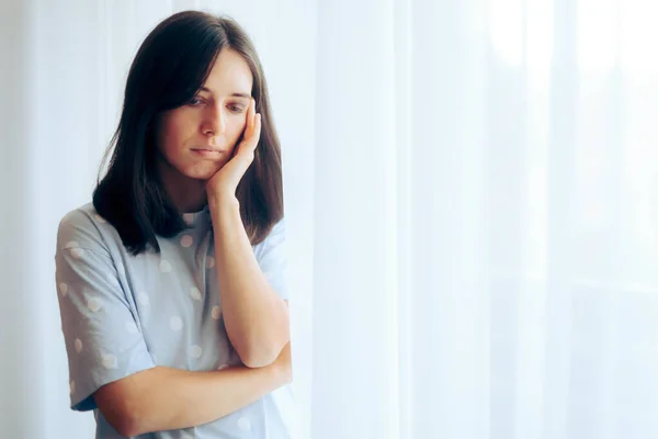 Depressive Frau Steht Traurig Fenster — Stockfoto