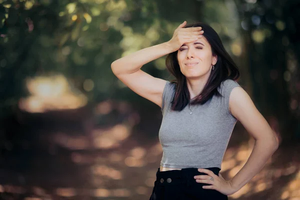 Mujer Olvidadiza Sintiéndose Frustrada Cuando Recuerda Algo — Foto de Stock