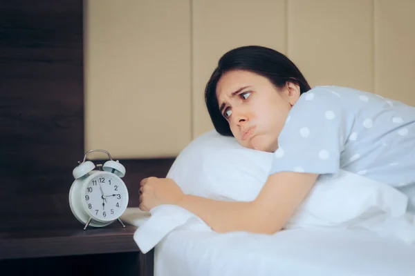 Cansada Mujer Joven Agotada Mirando Despertando Temprano —  Fotos de Stock