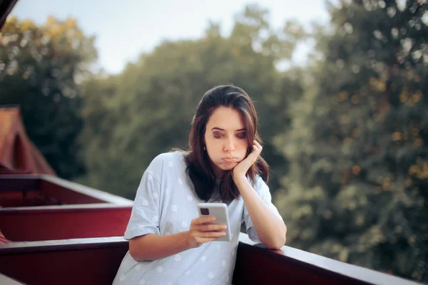 Ongelukkige Jonge Vrouw Controleren Haar Smartphone Ochtend — Stockfoto