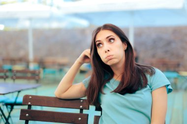 Sıkıcı Kız Arkadaş Restoranda Randevusunu Bekliyor