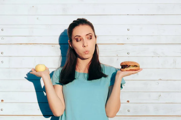 Woman Choosing Healthy Apple Delicious Burger — Stok Foto