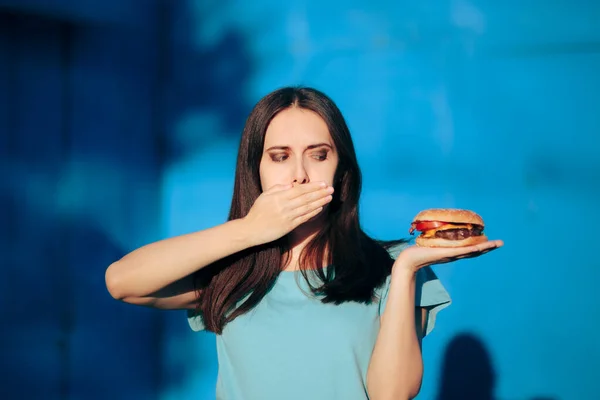 Woman Feeling Sick Covering Her Mouth Eating Burger — Stok Foto