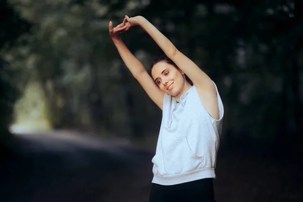 Mulher Desportiva Esticando Braços Antes Correr — Fotografia de Stock