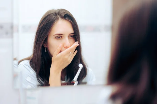 Donna Che Tiene Spazzolino Denti Avere Mal Denti Guardando Nello — Foto Stock