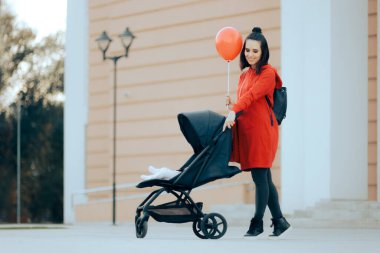 Anne ve Bebek Bebek Bebek Arabasında Kırmızı bir Balonla Şehirde Yürüyorlar 