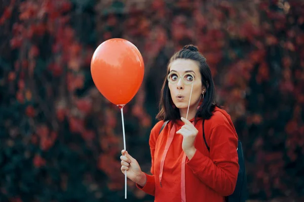 Wanita Lucu Dengan Kacamata Pesta Kertas Dan Balon Merah — Stok Foto