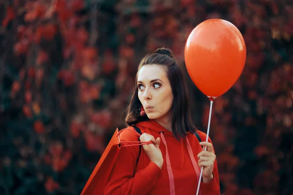 Mujer Divertida Con Una Bolsa Compras Globo Rojo Venta Otoño — Foto de Stock