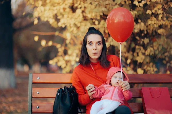 Mor Som Sitter Bänk Och Håller Sitt Barn Och Röd — Stockfoto