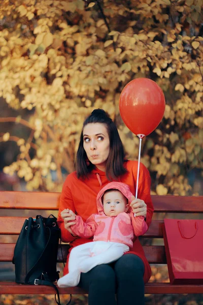 Mère Assise Sur Banc Tenant Son Bébé Ballon Rouge — Photo