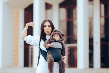 Güçlü Anne Bebek Taşıyıcısında Tatlı Bebeği Yürütüyor