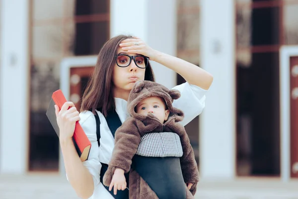 Kvinna Student Med Baby Carrier Glömma Något — Stockfoto