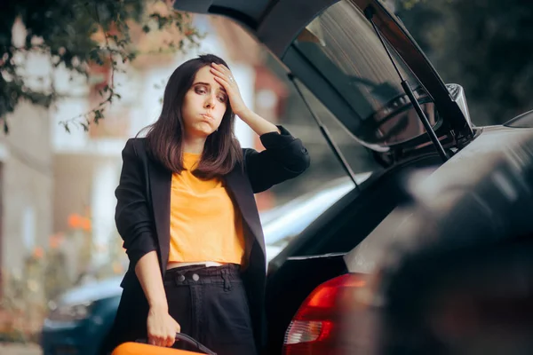 Erschöpfte Geschäftsfrau Holt Ihr Gepäck Aus Dem Kofferraum — Stockfoto