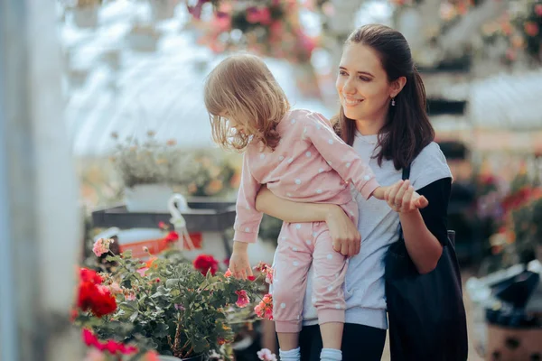 Feliz Madre Hija Admiración Macetas Invernadero — Foto de Stock