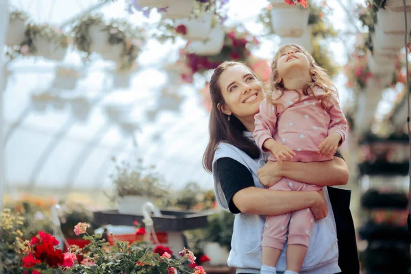 Boldog Anya Lánya Csodálja Virágcserepek Egy Üvegházban — Stock Fotó