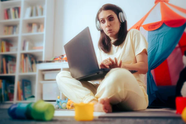 Sibuk Mom Bekerja Dari Rumah Laptop Nya Dikelilingi Oleh Mainan — Stok Foto