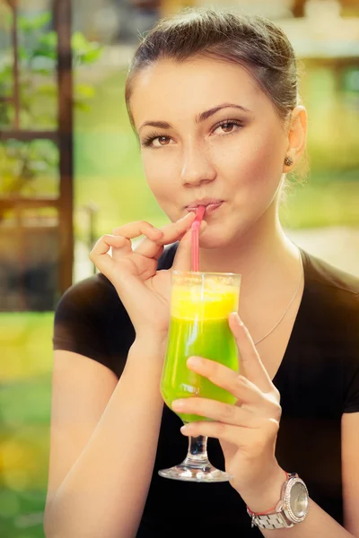 Giovane donna con cocktail colorato bere fuori — Foto Stock