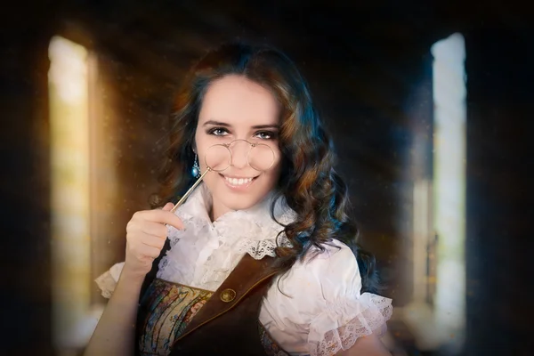 Steampunk flicka med lorgnette — Stockfoto