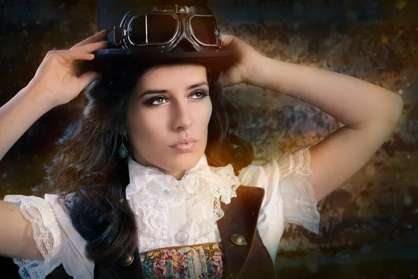 Chica Steampunk con sombrero superior y gafas de aviador — Foto de Stock