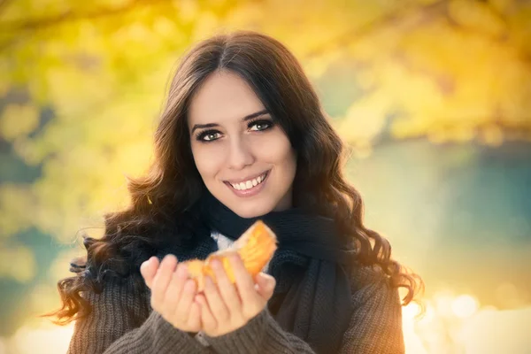 Mujer joven retrato de otoño —  Fotos de Stock