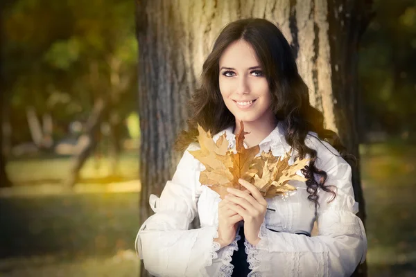 Mujer joven retrato de otoño — Foto de Stock